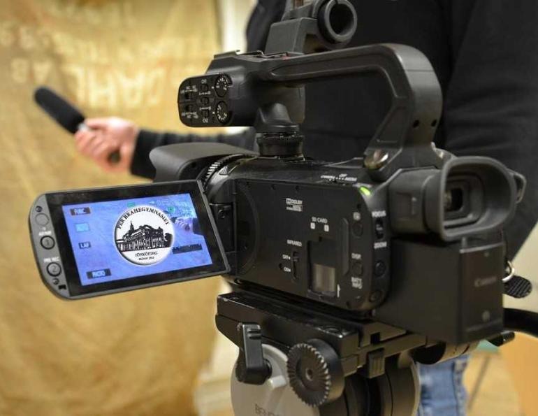 En videokamera med PB-loggan i sökaren.