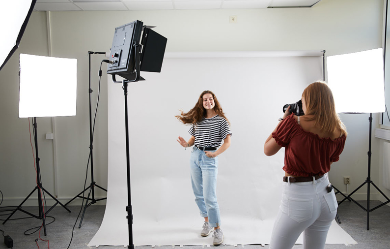 Mediaelever i fotostudion.