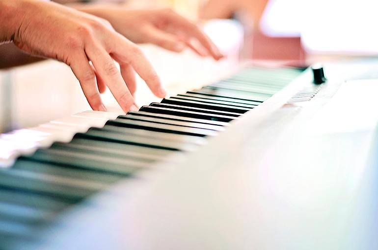 Elev spelar piano.